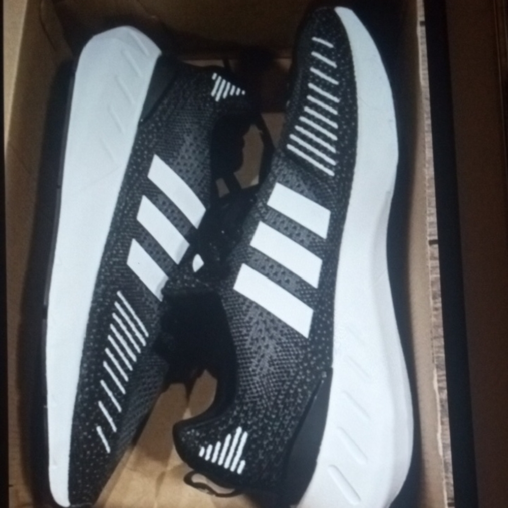 Adidas Woman's Swift Run 22 Sneakers. N. N. C.